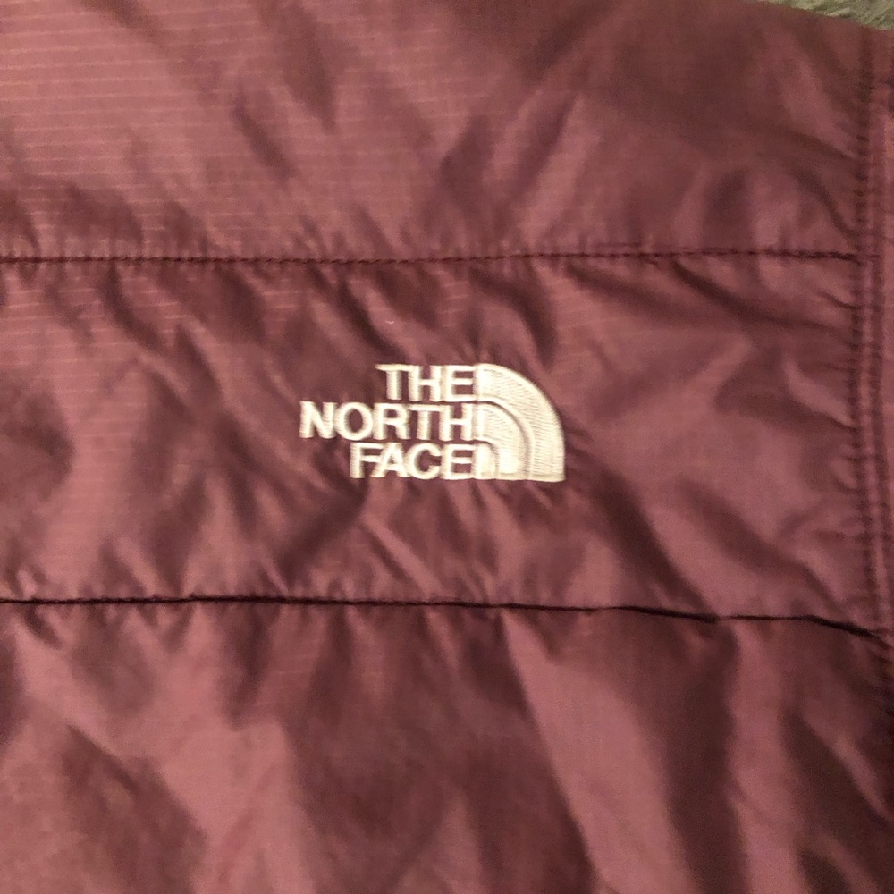 The North Face Women's Puffer Jacket - Burgundy - Picture 9 of 10